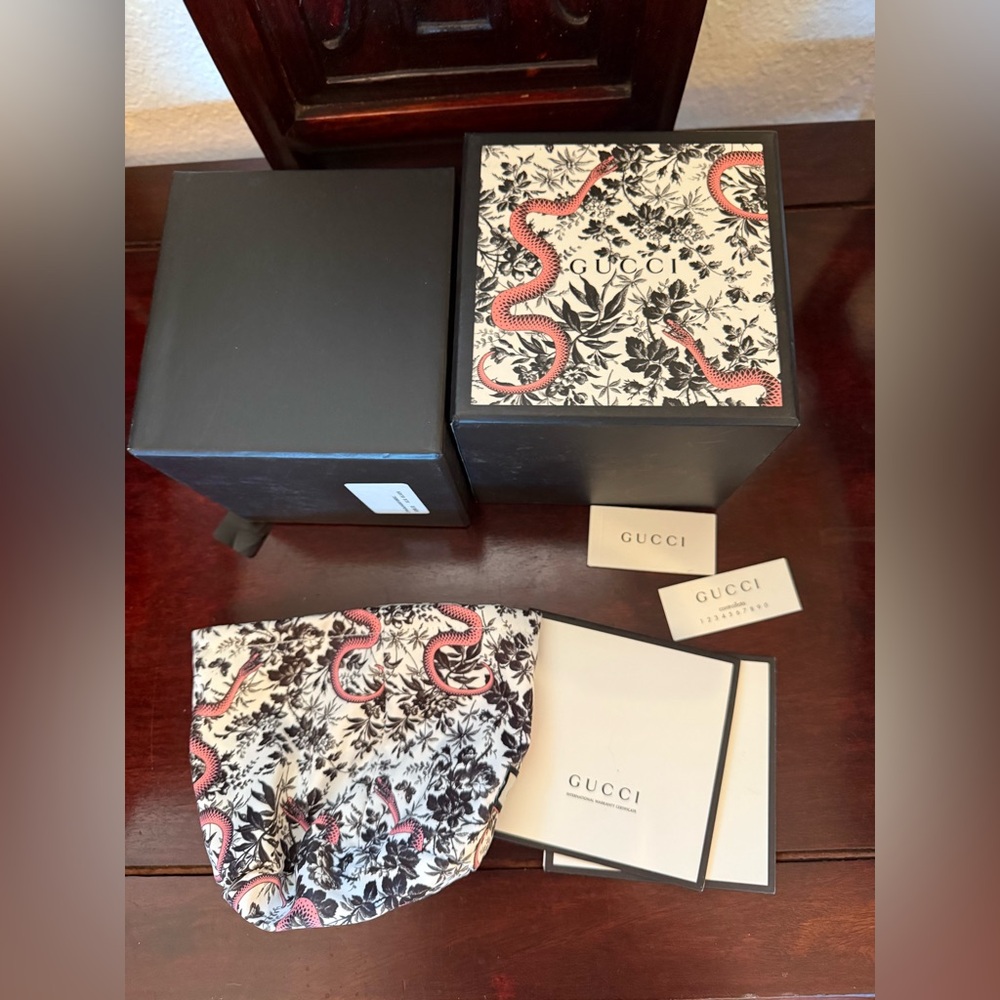 GUCCI Serpent Special Edition
- Box with pouch